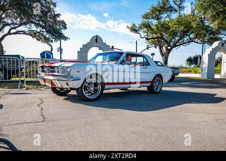 Gulfport, MS - 02 octobre 2023 : vue d'angle avant basse d'une Ford Mustang Hardtop coupé 1965 lors d'un salon automobile local. Banque D'Images