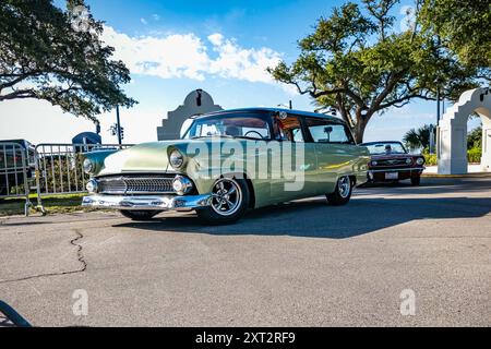 Gulfport, Mississippi - 02 octobre 2023 : vue d'angle avant basse d'un Ford Ranch Station Wagon 1955 lors d'un salon automobile local. Banque D'Images