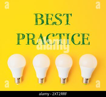 Quatre ampoules blanches disposées en rangée sur fond jaune. Le mot Best Practice est écrit au-dessus des ampoules, soulignant l'importance du Banque D'Images