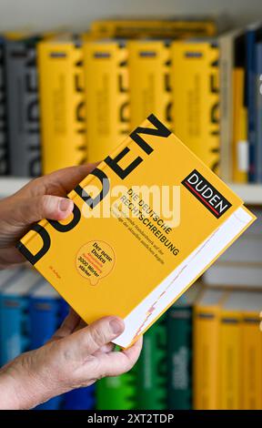 Berlin, Allemagne. 13 août 2024. Le nouveau Duden de l'année 2024. Crédit : Jens Kalaene/dpa/Alamy Live News Banque D'Images