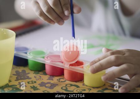 Mains créatives au travail : exploration d’un enfant avec des peintures (Madrid, Espagne) Banque D'Images