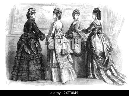 Paris mode pour mai 1870. «1. Robe de marche. Toilette...in volaille de soie couleur cerise, garnie de cinq volants et d'étroites bandes de velours...la tunique est bordée d'une petite ruche et d'une étroite bande de velours...la veste ou paletot est garnie d'une ruche surmontée d'une bande de velours...les manches sont en forme de cloche...le bonnet est le chapeau Montespan, fabriqué en paille très fine, bordé de ruban et d'une ruche de dentelle. Un arc est porté sur le côté droit... et au sommet se trouve un bouquet de petites plumes d'autruche attachées par un voile de dentelle...2. Toilette matinale... la jupe est taillée au botto Banque D'Images