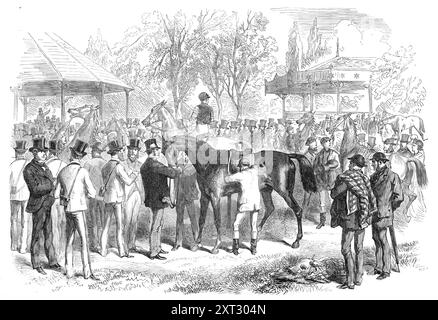 La course pour le Grand Prix de Paris : seller les favoris, 1870. « Cette année, la fréquentation a été encore plus importante qu'en d'autres occasions, en particulier dans l'enceinte du pesage, où il était tout à fait impossible d'obtenir une place debout égale sur la Grande tribune. Notre illustration représente la sellerie des favoris, derrière le pari-hangar, peu de temps avant la course, entourés de leurs propriétaires, entraîneurs et accompagnateurs, et un certain nombre de bookmakers et de parieurs, qui font un point d'honneur à assister à cette cérémonie afin de vérifier l'état des chevaux Banque D'Images