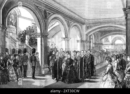 La Reine passant dans le hall du nouveau bâtiment de l'Université de Londres, 1870. Ouverture officielle d'un « manoir nouvellement construit à Burlington-Gardens... sa Majesté [a] été reçue à l'entrée principale de l'édifice par le chancelier, lord Granville ; le vice-chancelier, M. Grote ; le député de l'Université, M. Lowe ; le président de la convocation, M. Dr Storrar; et le Sénat... la reine... portait un profond deuil, avec quelques ornements blancs dans son bonnet...[dans son discours elle a dit:] "cela me donne une grande satisfaction d'ouvrir le beau et spacieux bâtiment fourni par la libéralité de Banque D'Images