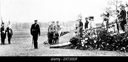 The Royal Review of 12 000 Territorials in Worsley Park : The Visit of the King and Queen to Manchester - After the consécration of the Colours : the King touche the Staff avant que les couleurs ne soient remises aux officiers nommés pour les recevoir, 1909. '...sa Majesté [le roi Édouard VII] a examiné la division territoriale de l'est du Lancashire, forte de quelque 12 000 hommes, à Worsley Park, qui est à environ six miles à l'ouest de [Manchester]. À l'arrivée du roi et de la reine, dans le carrosse desquels se trouvaient MM. Haldane et Lord Derby, le salut royal a été donné et l'hymne national a été joué. Sa Majesté puis l'inspecteur Banque D'Images