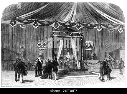 Funérailles de M. Peabody en Amérique : l'hôtel de ville, Portland, Maine, 1870. Gravure d'après une photographie de Mr. J. W. Black. Les restes mortels de M. Peabody...[avaient été] envoyés de Grande-Bretagne... les murs et le toit [de l'hôtel de ville] étaient habillés de noir, et aucune lumière naturelle n'a été souffert pour entrer dans la pièce... sur les dais se trouvaient douze grandes bougies de cire dans des supports en argent. Des guirlandes et des couronnes de fleurs naturelles étaient sur les dais, les marches et les bières... L'habileté de l'artiste avait été la plus visible pour orner le mur derrière le catafalque. Il était enveloppé de tissu large noir, cannelé. Au centre, Banque D'Images