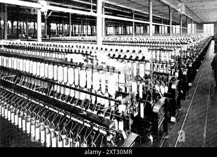 Machines de fraisage et de roving, 1909. 'The Romance of Cotton : Cottage to Great Factory. Nous illustrons [l'un] des nombreux signes extérieurs et visibles de la grande industrie qui se poursuit chez Messrs Horrockses, Crewdson et Co.'s, une entreprise qui peut revendiquer une place élevée dans la romance du coton. En 1791, John Horrocks met de côté son marteau de maçon de pierre et devient un fabricant de coton, achetant et cardant lui-même le coton. En dix ans, il avait sept moulins. Trois ans plus tard, à sa mort, il était député de Preston et avait une fortune de &#xa3;150,000'. Tiré de "Illustrated London News", 1909. Banque D'Images