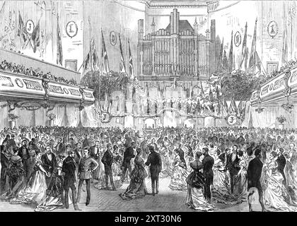 Le bal du maire à Nottingham, 1870. Le maire de Nottingham, animé par l'esprit public, Mr. Oldknow, a donné un magnifique bal, jeudi semaine, dans la salle de conférence de l'institution des mécaniciens, à plus de cinq cents habitants de la classe supérieure de cette ville et de son quartier. La salle a été décorée avec goût pour l'occasion par messieurs Marshall, de Nottingham, et transformée en un beau salon dansant... des dispositifs ornementaux en houx, lierre et laurier, avec des roses blanches et rouges, ont été placés entre les fenêtres supérieures, présentant alternativement un cercle et une étoile, avec J. O., les initiales de th Banque D'Images