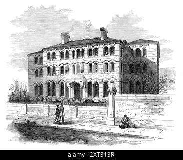 Collège de formation des femmes, Cheltenham, 1870. Le nouveau bâtiment du Female Training College à Cheltenham occupe le site anciennement connu sous le nom de Old Farm. Il est de brique, avec des bandes de Broseley noir, et avec des pansements en pierre de Bath aux portes et fenêtres, ayant un aspect substantiel et joyeux. Le porche a des arbres en granit rouge poli et des chapiteaux sculptés. Dans ce bâtiment, le logement est meublé pour soixante-quatre étudiants, avec un personnel résident de professeurs. Les dortoirs sont divisés en cabines. Les études, les salles de classe et la salle à manger sont élevées, bien éclairées et ventilées, un Banque D'Images