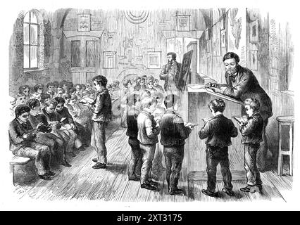 Nouvelle salle d'école, Boys' Home, Regent's Park-Road, 1870. Institution créée «... pour recevoir les enfants démunis qui risquent de tomber dans une vie criminelle, et pour les former à l'industrie honnête... [et les empêcher] de devenir un fardeau pour leur pays en tant que mendiants ou voleurs, et qui ont été ou sont en train d'être convertis en travailleurs travailleurs industrieux et honnêtes [...] au cours des sept premières années, aucun candidat indigent ne s'est vu refuser l'admission. Plusieurs garçons ainsi reçus se sont avérés n'être ni sans abri ni sans ressources, et ils ont été restaurés dans leurs propres maisons... les garçons apprennent des habitudes d'ordre, cl Banque D'Images
