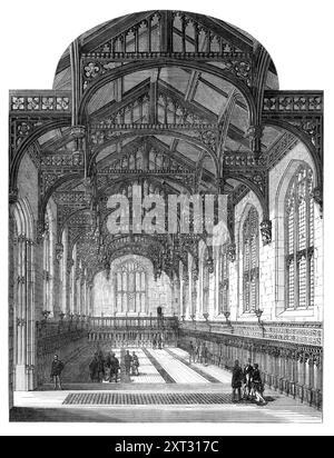 The New Hall of the Inner Temple, [Londres], 1870. 'Le nouveau hall... est situé sur le site de l'ancien hall... il est de style gothique perpendiculaire, face à l'intérieur de la pierre de Bath. Les entrepreneurs étaient messieurs Trollope, sous la supervision de Mr. Sydney Smirke, R.A. L'intérieur est lambrissé, à la hauteur de 9 pieds, avec un très beau dado wainscot ; les panneaux avec des têtes de cuspide cinquefoil, surmontés d'une corniche en saillie - un magnifique spécimen de travail des menuisiers. Deux des portes sculptées (chêne) de l'ancien hall ont été réaménagées sur le nouveau bâtiment ; l'une porte sa propre date (1575)... le Banque D'Images