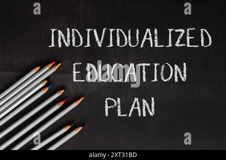 Un tableau noir avec un crayon et le mot plan d'éducation individualisé écrit dessus Banque D'Images
