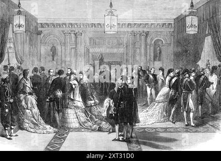 Un bal d'État au Palais des Tuileries : le Grand vestibule, 1870. 'Les invitations, qui... sont près d'un millier en nombre, précisent qu'il est impératif que les invités se présentent en uniforme, rendant l'affichage, en conjonction avec l'éclat des toilettes féminines, exceptionnellement resplendissant... le Grand vestibule...[est] enflammé de lumière, et accroché de chaque côté avec de la tapisserie au pied des deux escaliers, avec une foule de belles femmes flottant vers le haut, à droite ou à gauche, dans des nuages déconcertants de draperies vaporeuses, et la richesse et la variété des uniformes et Banque D'Images