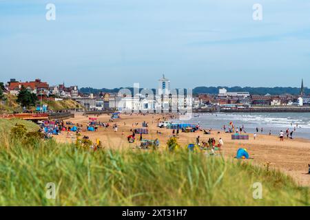 Bridlington, East Yorkshire, 13 août 2024. Les membres du public apprécient le temps chaud sur Bridlington South Beach. Certaines parties du Royaume-Uni connaissent actuellement une vague de chaleur courte mais intense en raison des effets de Tropical Story Debby qui a frappé des parties des Caraïbes et des États-Unis au cours du week-end. Crédit : Michael Jamison/Alamy Live Nouveau Banque D'Images