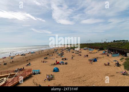 Bridlington, East Yorkshire, 13 août 2024. Les Beacbgoers apprécient le temps chaud sur Bridlington South Beach. Certaines parties du Royaume-Uni connaissent actuellement une vague de chaleur courte mais intense en raison des effets de Tropical Story Debby qui a frappé des parties des Caraïbes et des États-Unis au cours du week-end. Crédit : Michael Jamison/Alamy Live News Banque D'Images