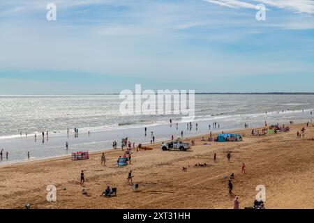 Bridlington, East Yorkshire, 13 août 2024. Les Beacbgoers apprécient le temps chaud sur Bridlington South Beach. Certaines parties du Royaume-Uni connaissent actuellement une vague de chaleur courte mais intense en raison des effets de Tropical Story Debby qui a frappé des parties des Caraïbes et des États-Unis au cours du week-end. Crédit : Michael Jamison/Alamy Live News Banque D'Images