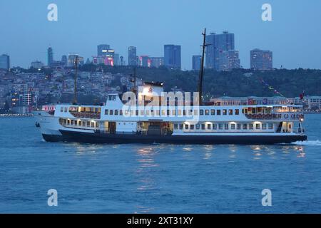 ISTANBUL, TURKIYE - 23 AVRIL 2024 : ferry transportant des personnes entre les côtés de la ville d'Istanbul Banque D'Images