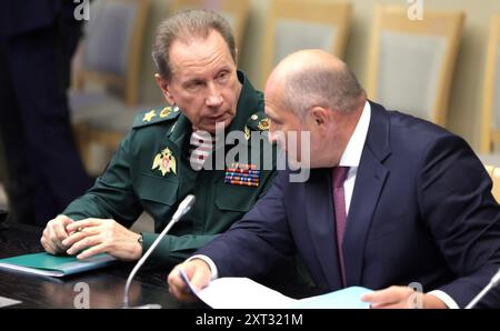 Novo-Ogaryovo, Russie. 12 août 2024. Le commandant en chef de la Garde nationale russe Viktor Zolotov, à gauche, écoute le ministre de la Défense civile, des urgences et des secours en cas de catastrophe naturelle Alexander Kurenkov, à droite, avant une réunion avec le président Vladimir Poutine et des représentants du gouvernement pour discuter de l’incursion militaire ukrainienne dans la région de Belgorod à la résidence présidentielle, le 12 août 2024, à Novo-Ogaryovo, oblast de Moscou, Russie. Crédit : Gavriil Grigorov/Kremlin Pool/Alamy Live News Banque D'Images