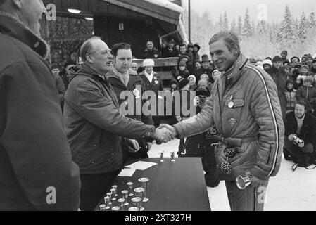 Current 9 - 5 - 1971 : Mork - Myrmo - Masters deux favoris ont remporté le championnat norvégien de ski ce week-end. Tout le monde s’attendait à ce qu’Ingolf Mork remporte la victoire en saut, et il n’était pas non plus inattendu que Magne Myrmo de Rennebu remporte son premier NM en ski de fond. Photo. Ivar Aaserud/Aktuell/NTB ***PHOTO NON TRAITÉE*** le texte de cette image est traduit automatiquement Banque D'Images