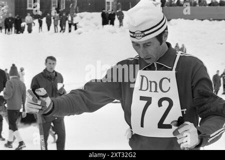 Current 9 - 5 - 1971 : Mork - Myrmo - Masters deux favoris ont remporté le championnat norvégien de ski ce week-end. Tout le monde s’attendait à ce qu’Ingolf Mork remporte la victoire en saut, et il n’était pas non plus inattendu que Magne Myrmo de Rennebu remporte son premier NM en ski de fond. Photo. Ivar Aaserud/Aktuell/NTB ***PHOTO NON TRAITÉE*** le texte de cette image est traduit automatiquement Banque D'Images