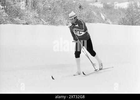 Current 9 - 5 - 1971 : Mork - Myrmo - Masters deux favoris ont remporté le championnat norvégien de ski ce week-end. Tout le monde s’attendait à ce qu’Ingolf Mork remporte la victoire en saut, et il n’était pas non plus inattendu que Magne Myrmo de Rennebu remporte son premier NM en ski de fond. Photo. Ivar Aaserud/Aktuell/NTB ***PHOTO NON TRAITÉE*** le texte de cette image est traduit automatiquement Banque D'Images