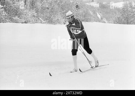 Current 9 - 5 - 1971 : Mork - Myrmo - Masters deux favoris ont remporté le championnat norvégien de ski ce week-end. Tout le monde s’attendait à ce qu’Ingolf Mork remporte la victoire en saut, et il n’était pas non plus inattendu que Magne Myrmo de Rennebu remporte son premier NM en ski de fond. Photo. Ivar Aaserud/Aktuell/NTB ***PHOTO NON TRAITÉE*** le texte de cette image est traduit automatiquement Banque D'Images