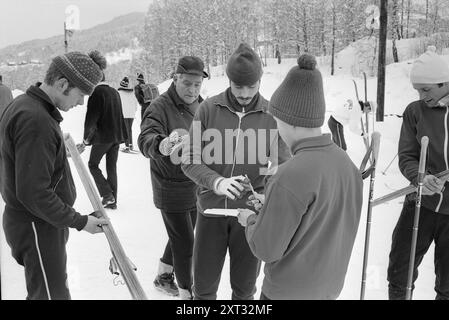 Current 9 - 5 - 1971 : Mork - Myrmo - Masters deux favoris ont remporté le championnat norvégien de ski ce week-end. Tout le monde s’attendait à ce qu’Ingolf Mork remporte la victoire en saut, et il n’était pas non plus inattendu que Magne Myrmo de Rennebu remporte son premier NM en ski de fond. Photo. Ivar Aaserud/Aktuell/NTB ***PHOTO NON TRAITÉE*** le texte de cette image est traduit automatiquement Banque D'Images