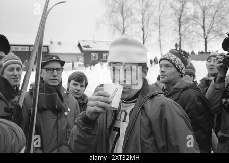 Current 9 - 5 - 1971 : Mork - Myrmo - Masters deux favoris ont remporté le championnat norvégien de ski ce week-end. Tout le monde s’attendait à ce qu’Ingolf Mork remporte la victoire en saut, et il n’était pas non plus inattendu que Magne Myrmo de Rennebu remporte son premier NM en ski de fond. Photo. Ivar Aaserud/Aktuell/NTB ***PHOTO NON TRAITÉE*** le texte de cette image est traduit automatiquement Banque D'Images