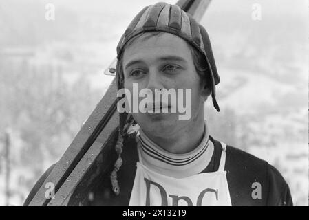 Current 9 - 5 - 1971 : Mork - Myrmo - Masters deux favoris ont remporté le championnat norvégien de ski ce week-end. Tout le monde s’attendait à ce qu’Ingolf Mork remporte la victoire en saut, et il n’était pas non plus inattendu que Magne Myrmo de Rennebu remporte son premier NM en ski de fond. Photo. Ivar Aaserud/Aktuell/NTB ***PHOTO NON TRAITÉE*** le texte de cette image est traduit automatiquement Banque D'Images