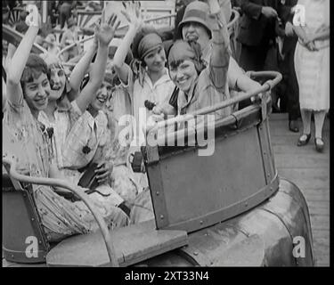 Un grand groupe de femmes civiles profitant d'un Roller Coaster Ride, 1926. De "Time to Remember 1926 - Short Sharp Shower" ( Reel 3) ; documentaire sur 1926 - grève générale, politique internationale, danse, météo et exploits record. Banque D'Images