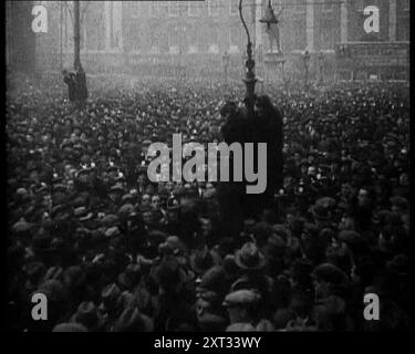 Combats éclatant dans une foule au Cosgrave Rally, 1933. Le politicien irlandais W. T. Cosgrave a convoqué des élections générales en 1932. Il y avait des troubles croissants dans le pays. De "Time to Remember - The Time of the Monster", 1933 (bobine 4) ; un film documentaire sur les événements de 1933, la montée de Roosevelt et Hitler. Banque D'Images