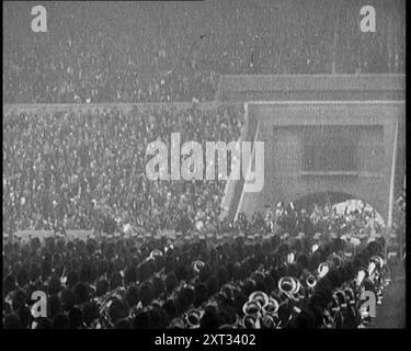 Les foules encouragent le roi George V et la reine Mary du Royaume-Uni entrent à l'exposition de Wembley dans un chariot, 1924. De "Time to Remember - A Trip to Europe", 1924 (bobine 2) ; un regard sur la vie politique et sociale en Europe et au-delà en 1924. Banque D'Images