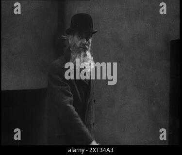 Un homme arborant une barbe de castor marchant le long d'une rue, 1922. Le jeu de 'Beaver!' A été joué par deux personnes chacune essayant d'être la première, en apercevant un homme barbu (ou une femme - l'insaisissable Reine Beaver), à appeler 'Beaver!' Le système de pointage était basé sur celui utilisé au tennis. Mis-castors - criant « Beaver ! » seulement pour découvrir que la pauvre carrière de castors était sans barbe - encouru une double faute. Extrait de "Time to Remember - Sitting Still and Going Slowly", 1922 (bobine 1) ; revue des événements de 1922, y compris les troubles irlandais, la guerre entre la Grèce et la Turquie et les développements dans l'aviation a Banque D'Images
