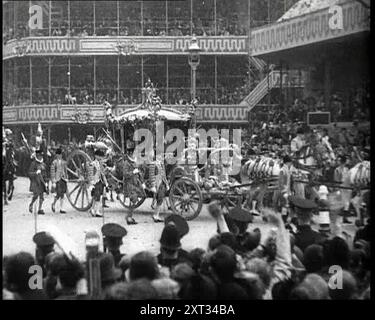 La procession du couronnement de George VI, sa Majesté le Roi, 1937.. De "Time to Remember - The Powers That Were", années 1930 (bobine 1) ; un documentaire sur diverses figures importantes des années 1930 Banque D'Images