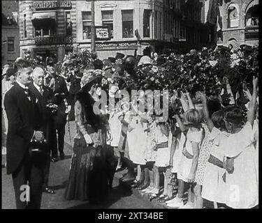 Wilhelmina, sa Majesté la Reine des pays-Bas Taking Flowers from Young Girls, 1930s. De "Time to Remember - The Powers That Were", années 1930 (bobine 1) ; un documentaire sur diverses figures importantes des années 1930 Banque D'Images