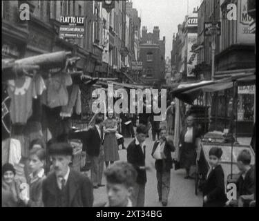 Crowds Milling autour du marché de Berwick Street, années 1930 De "Time to Remember - The Powers That Were", années 1930 (bobine 1) ; un documentaire sur diverses figures importantes des années 1930 Banque D'Images