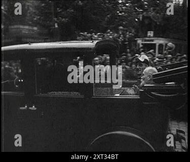 Voiture conduisant sur une route contenant Alexandre Ier, sa Majesté le roi de Yougoslavie et Louis Barthou, le ministre français des Affaires étrangères, surveillé par une foule, 1934. De "Time to Remember - The Powers That Were", années 1930 (bobine 1) ; un documentaire sur diverses figures importantes des années 1930 Banque D'Images