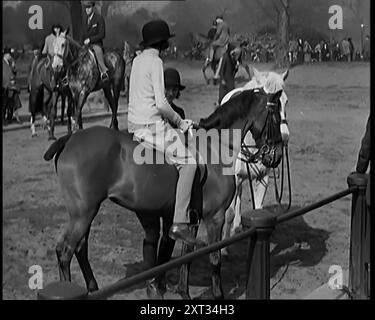 Les gens qui montent à cheval dans Rotten Row à Hyde Park, Londres, 1931. 'Le premier des années trente. Un temps d'optimisme - vague et vague peut-être, mais toujours optimisme. Un nouveau regard pour ceux qui montent et descendent dans le parc. Habillez-vous moins formel, mais toujours la même stable vieille Bretagne. Pas de guerre froide, pas de bombes à hydrogène, et bien que le monde soit bien et vraiment dans le marasme économique, c'était quand même un endroit merveilleux. Surtout quand tu étais jeune. De "Time to Remember - A New Era", 1931 (bobine 1) ; documentaire sur le monde au début des années 1930 Banque D'Images