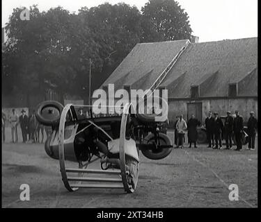 Une voiture écrasable avec un cadre circulaire lui permettant de rouler en cours d'essai devant une grande foule de personnes, 1926. De "Time to Remember 1926 - Short Sharp Shower" ( Reel 2) ; documentaire sur 1926 - grève générale, politique internationale, danse, météo et exploits record. Banque D'Images