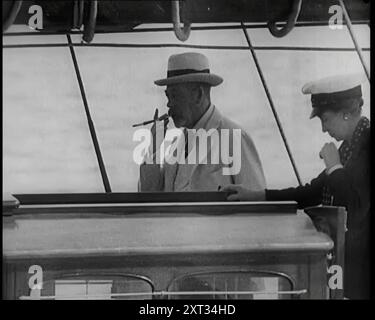 Roi George V sur le pont du yacht royal accompagné de civils masculins et féminins, 1926. De "Time to Remember 1926 - Short Sharp Shower" ( Reel 3) ; documentaire sur 1926 - grève générale, politique internationale, danse, météo et exploits record. Banque D'Images