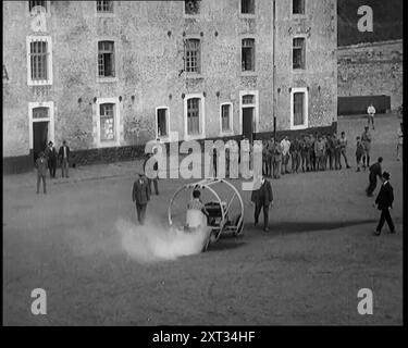 Une voiture écrasable avec un cadre circulaire lui permettant de rouler en cours d'essai devant une grande foule de personnes, 1926. De "Time to Remember 1926 - Short Sharp Shower" ( Reel 2) ; documentaire sur 1926 - grève générale, politique internationale, danse, météo et exploits record. Banque D'Images