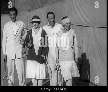 Les joueuses de tennis Suzanne Lenglen, de France, et Helen Wills, des États-Unis d’Amérique, disputent un match avec deux civils masculins devant une foule nombreuse, 1926 ans. De "Time to Remember 1926 - Short Sharp Shower" ( Reel 3) ; documentaire sur 1926 - grève générale, politique internationale, danse, météo et exploits record. Banque D'Images