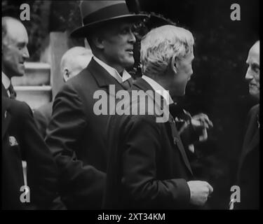 Membres du nouveau gouvernement national dans le jardin du 10 Downing Street London. Ils comprennent Ramsay MacDonald, Stanley Baldwin, Philip Snowden, Sir Herbert Samuel, 1931. 'A Downing Street et dans d'autres milieux politiques, l'agitation appelait à une demande d'action concertée. L'administration socialiste est tombée, pour être suivie par un ministère de tous les talents - une coalition. Ils l'ont appelé un gouvernement national, mais il fallait discuter de la question de savoir si c'était plus national que tout autre.» De "Time to Remember - A New Era", 1931 (bobine 1) ; documentaire sur le monde au début de 1930 Banque D'Images