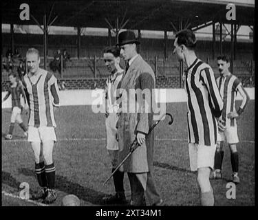 Prince Albert, duc d'York, coup d'envoi d'un match de football à West Ham, 1922. Le futur roi George VI de "Time to Remember - Sitting Still and Going Slow", 1922 (bobine 1) ; revue des événements de 1922, y compris les troubles irlandais, la guerre entre la Grèce et la Turquie et les développements dans l'aviation et la radio. Banque D'Images