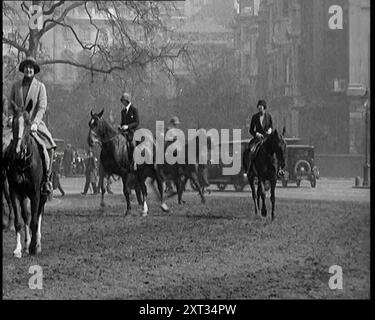 Personnes à cheval dans Rotten Row, Hyde Park, Londres, 1926. De "Time to Remember 1926 - Short Sharp Shower" ( Reel 3) ; documentaire sur 1926 - grève générale, politique internationale, danse, météo et exploits record. Banque D'Images