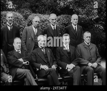 Membres du nouveau gouvernement national posant pour des photographies dans le jardin du 10 Downing Street London. Ils comprennent Ramsay MacDonald, Stanley Baldwin, Philip Snowden, Sir Herbert Samuel et Neville Chamberlain, 1931. 'A Downing Street et dans d'autres milieux politiques, l'agitation appelait à une demande d'action concertée. L'administration socialiste est tombée, pour être suivie par un ministère de tous les talents - une coalition. Ils l'ont appelé un gouvernement national, mais il fallait discuter de la question de savoir si c'était plus national que tout autre.» De "Time to Remember - A New Era", 1931 (bobine 1) Banque D'Images