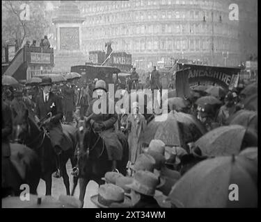 Femmes civiles à cheval manifestant à Londres contre les frappes continues sous la pluie, 1926. De "Time to Remember 1926 - Short Sharp Shower" ( Reel 3) ; documentaire sur 1926 - grève générale, politique internationale, danse, météo et exploits record. Banque D'Images