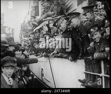 Soldats britanniques embarquant sur un navire quittant l'Irlande, 1922 . Après des années d'effusion de sang, un traité a été signé, et à Dublin, un nouveau drapeau a remplacé le Jack de l'Union. L'Irlande, à l'exception des six comtés d'Ulster, était devenue l'État libre d'Irlande... descendus les barrières et les barbelés si longtemps associés à la domination britannique et aux forces de la couronne, ont marché pour de bon. Après de telles années de tension et d'avoir été pris pour cible, les gars (britanniques) étaient heureux de partir. Et, avouons-le, l'Irlande aussi était heureuse". Extrait de "Time to Remember - rester assis et aller lentement", 1922 (bobine 1) ; revue des événements en 1922 inc Banque D'Images