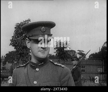 Président irlandais du gouvernement provisoire Michael Collins en uniforme, 1922. Après des années d'effusion de sang, un traité a été signé, et à Dublin, un nouveau drapeau a remplacé le Jack de l'Union. L'Irlande, à l'exception des six comtés d'Ulster, était devenue l'État libre d'Irlande... L'État libre a immédiatement formé sa propre armée, son commandant en chef, le héros combattant de l'Irlande, Michael Collins. De "Time to Remember - Sitting Still and Going Slowly", 1922 (bobine 1) ; revue des événements de 1922, y compris les troubles irlandais, la guerre entre la Grèce et la Turquie et les développements dans l'aviation et la radio. Banque D'Images