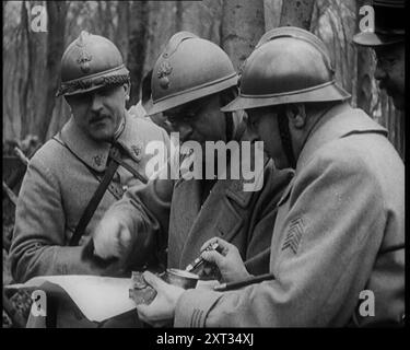 Trois soldats français debout dans un bois regardant une carte, 1924. De "Time to Remember - A Trip to Europe", 1924 (bobine 1) ; un regard sur la vie politique et sociale en Europe et au-delà en 1924. Banque D'Images